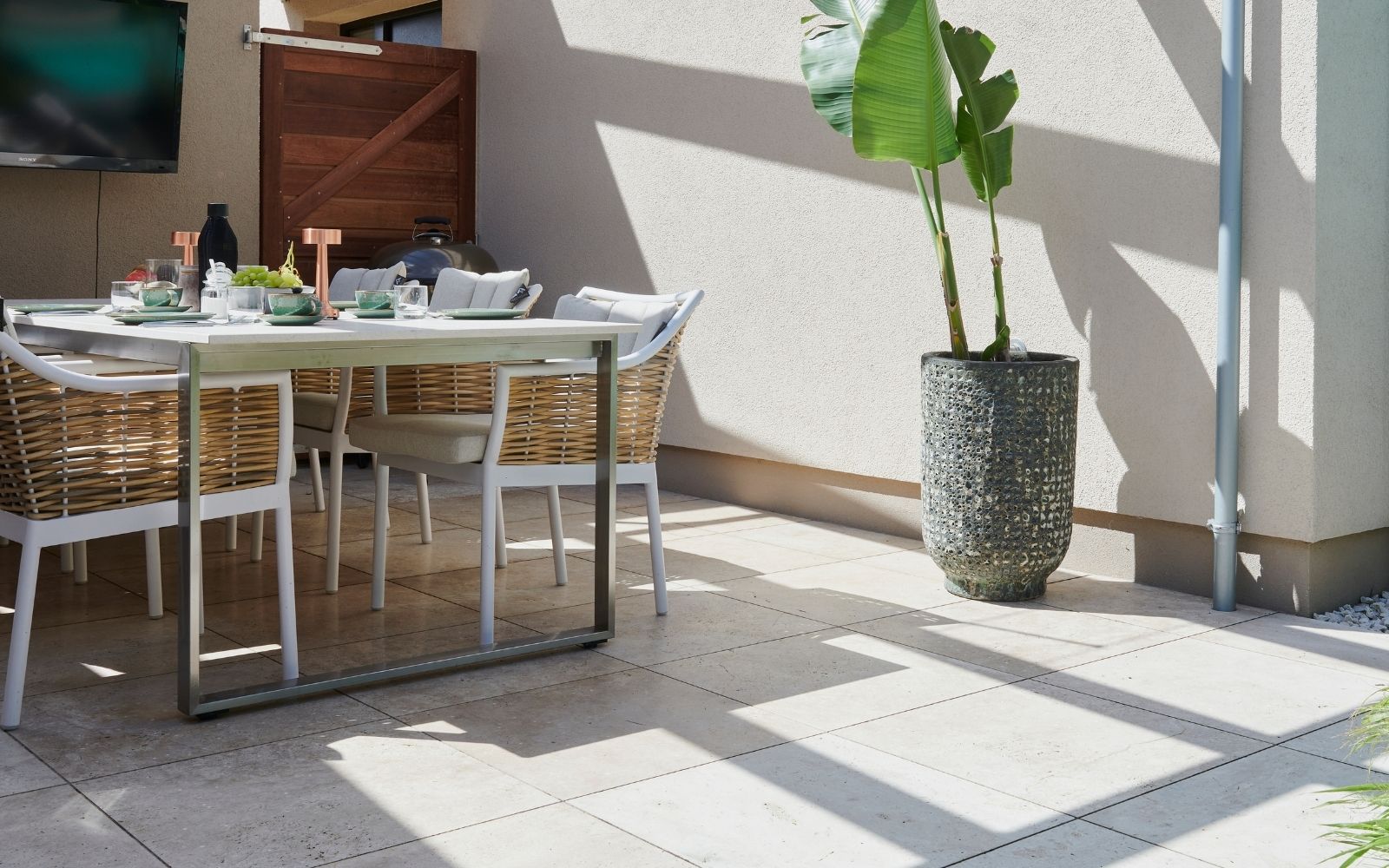 Mediterrane Terrasse mit hellem Travertin