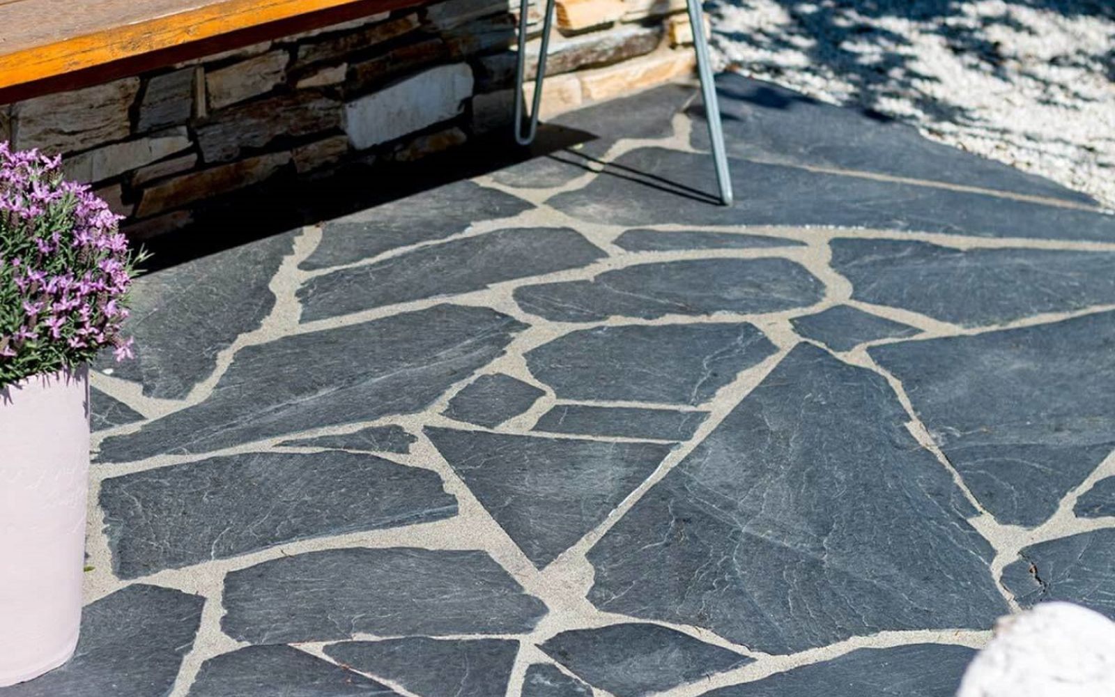 Naturnahe Terrasse mit Schiefer Polygonalplatten