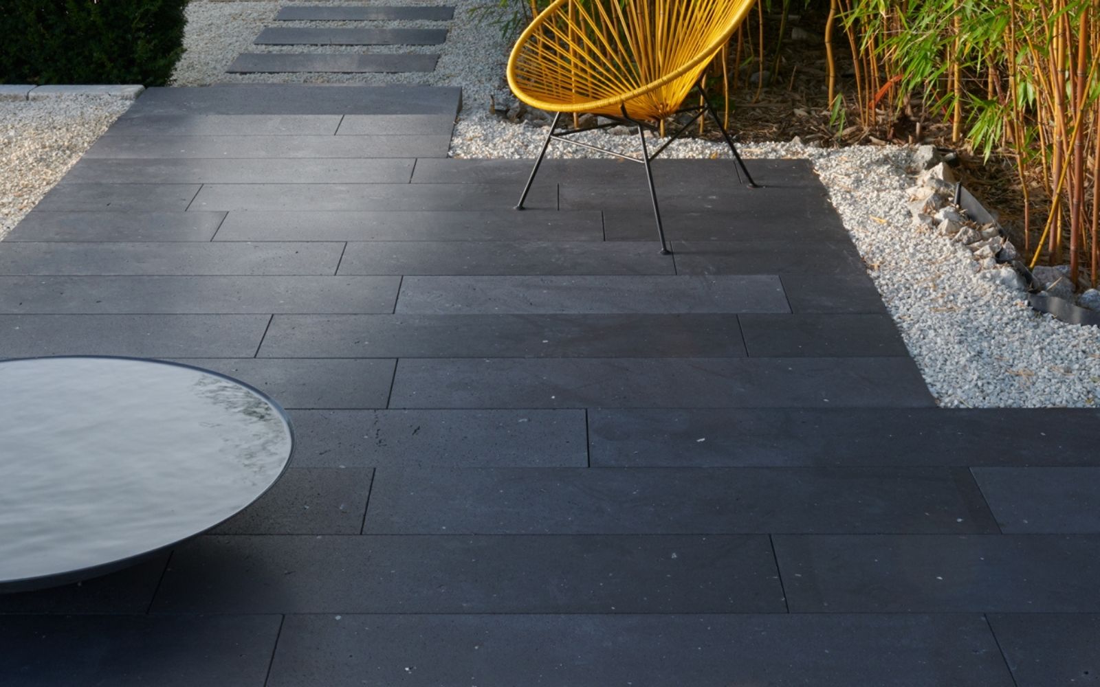 Moderne Terrasse mit dunklen Basaltplatten