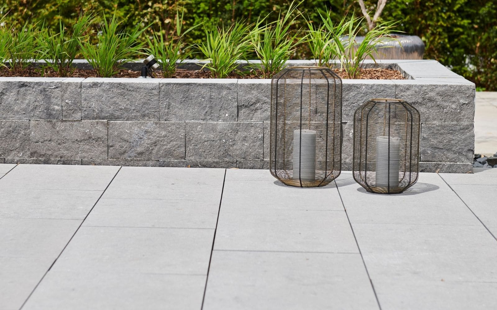 Klassische Terrasse mit Kalksteinplatten und Systemmauerwerk aus Naturstein