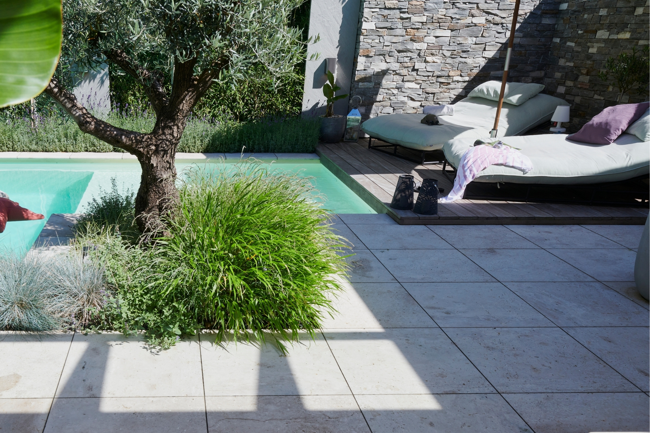 Poolumfeld mit Naturstein gestalten