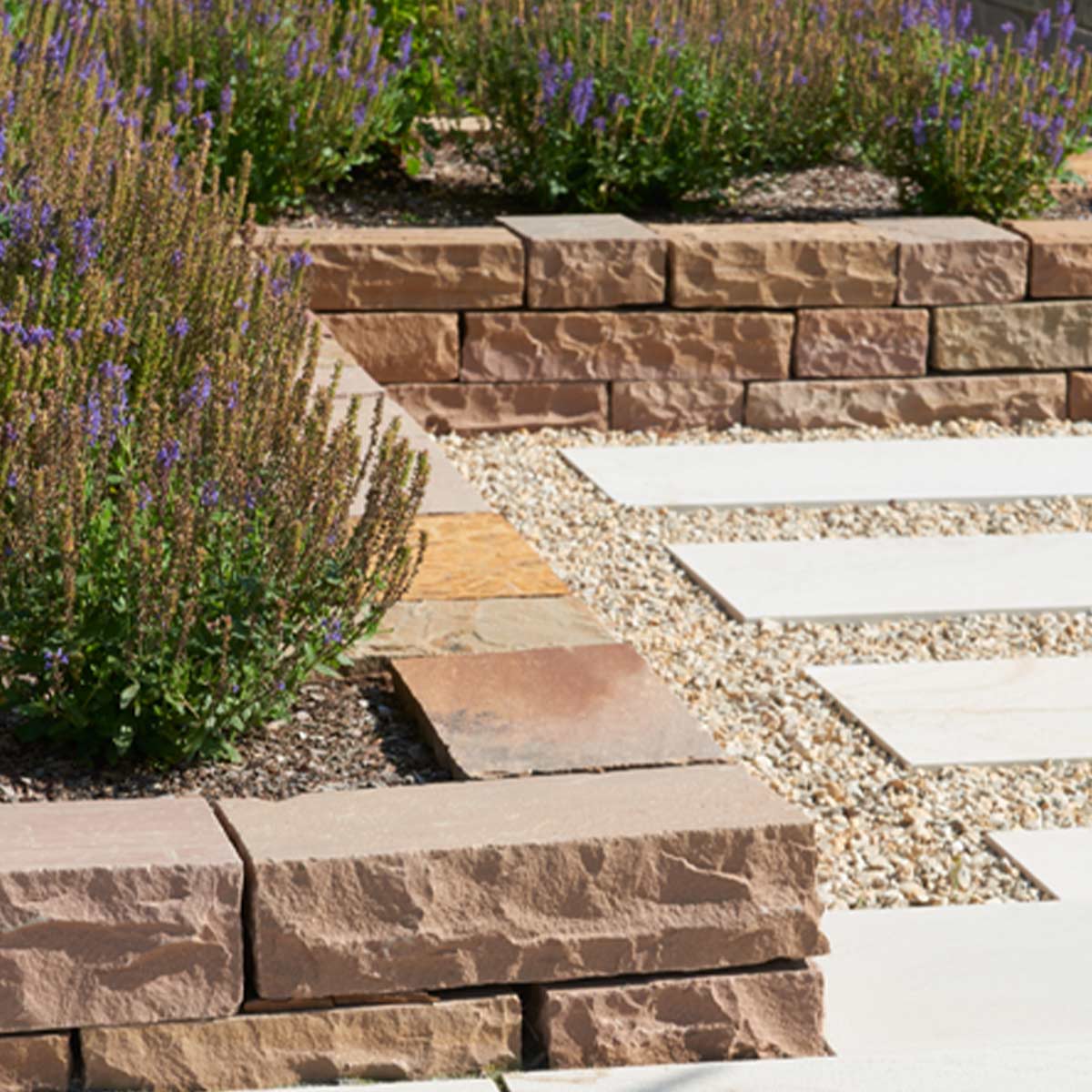 Sandsteinmauer und Gartenweg mit Sandsteinplatten in mediterraner Gartengestaltung