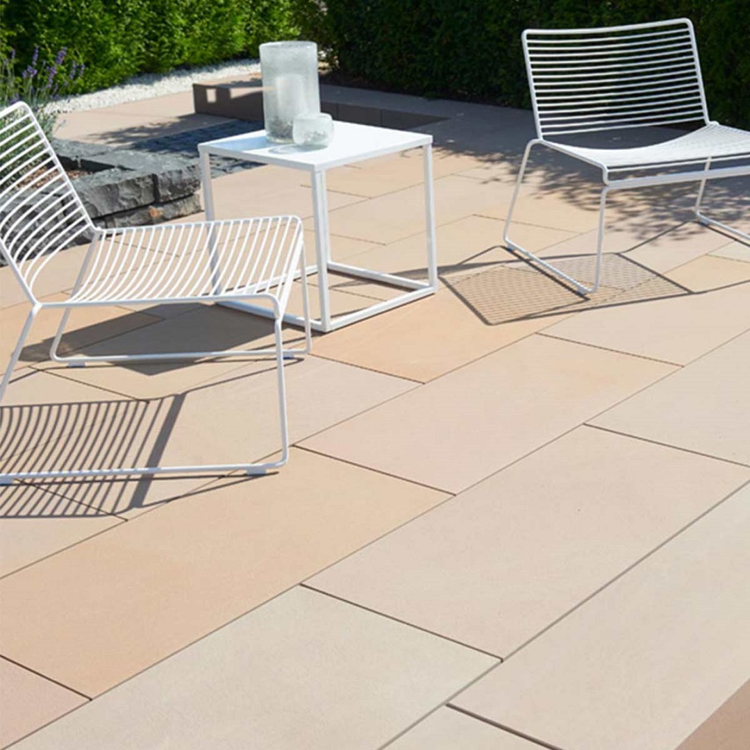 Terrasse mit Natursteinplatten