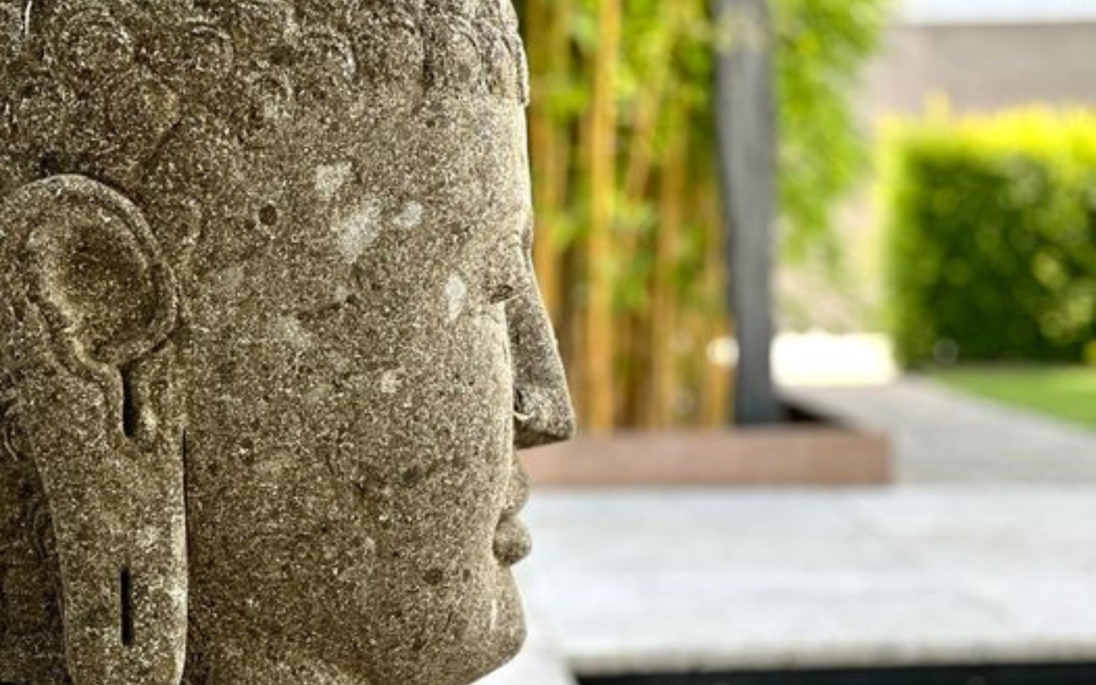 Asiatische Gartengestaltung mit Naturstein und Gartenaccessoires