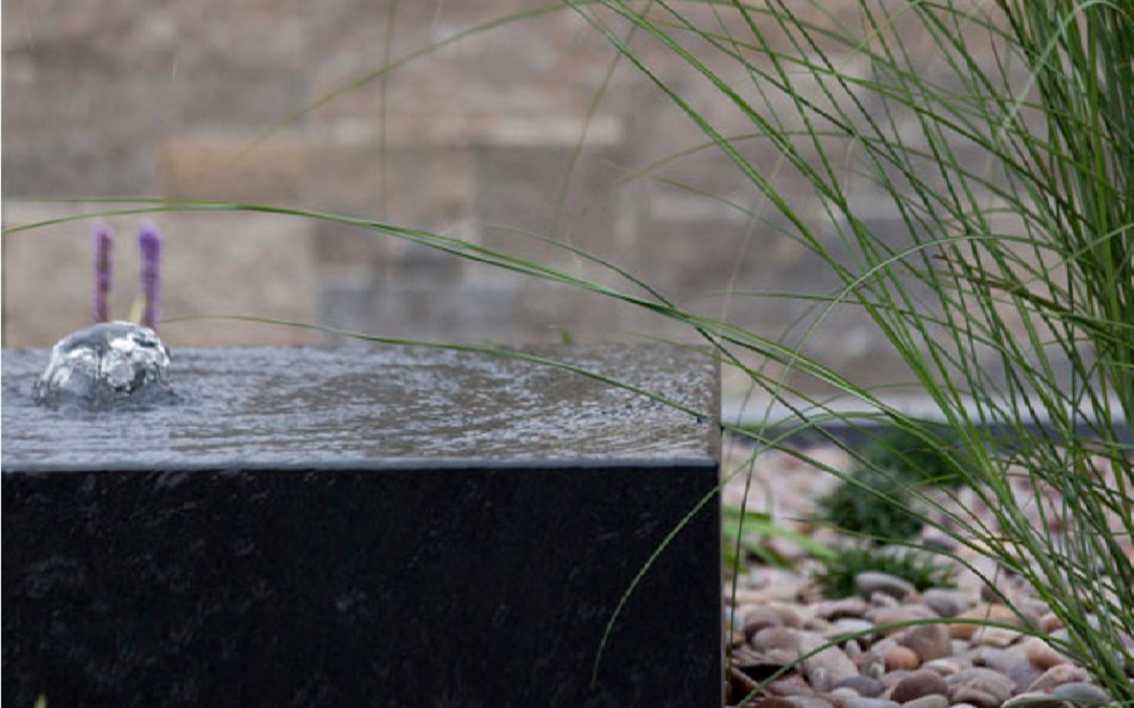Asiatischer Garten mit Solitärstein und ruhiger Natursteinwirkung