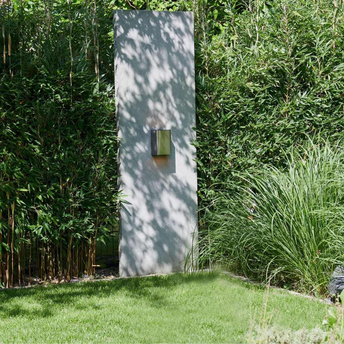 Sandstein Stele als modernes Gestaltungselement im Garten