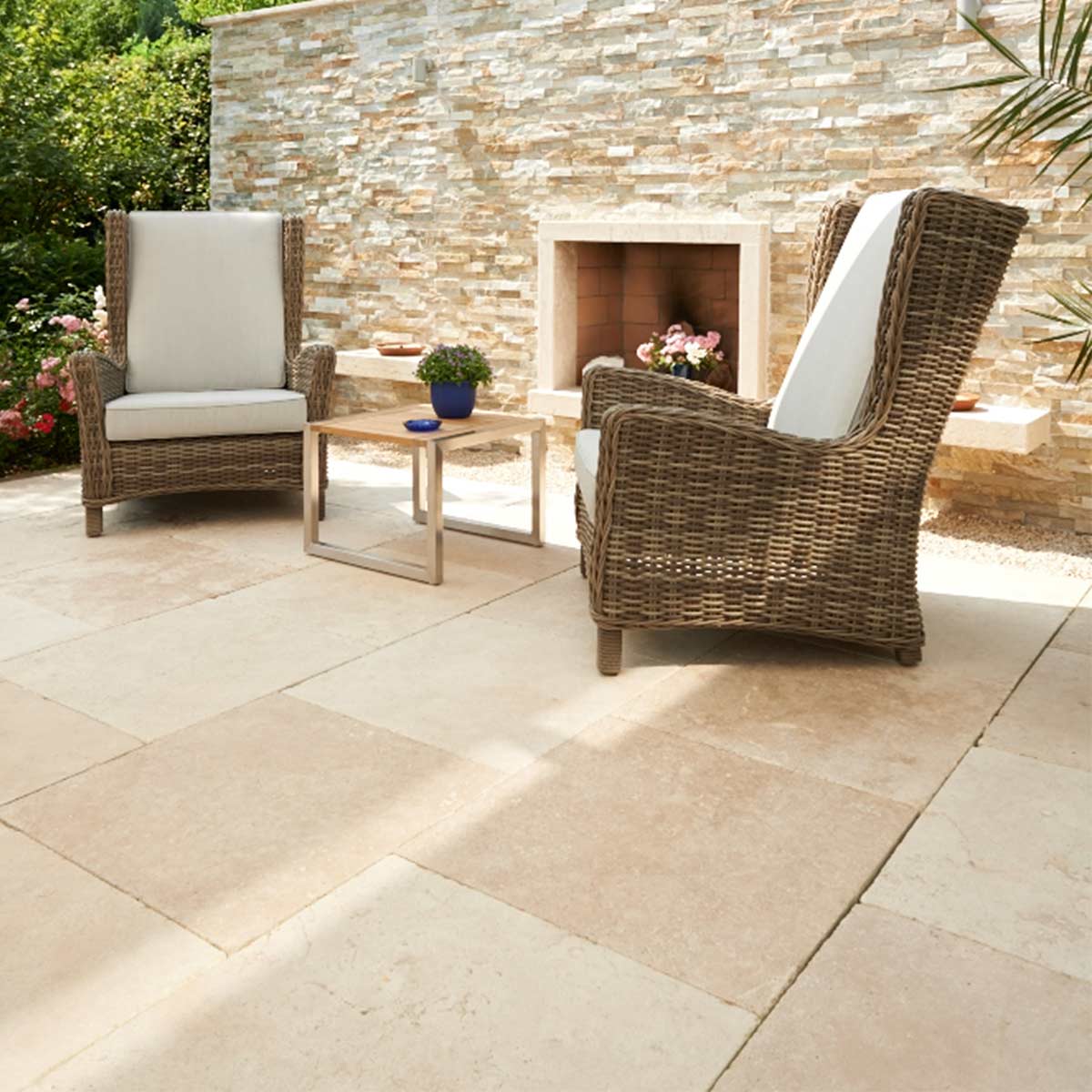 Travertin Terrassen – mediterraner Naturstein für Terrasse und Garten