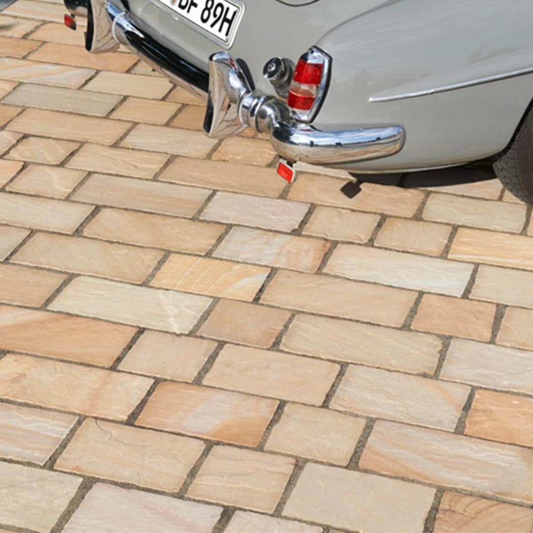 Einfahrt mit Natursteinpflaster