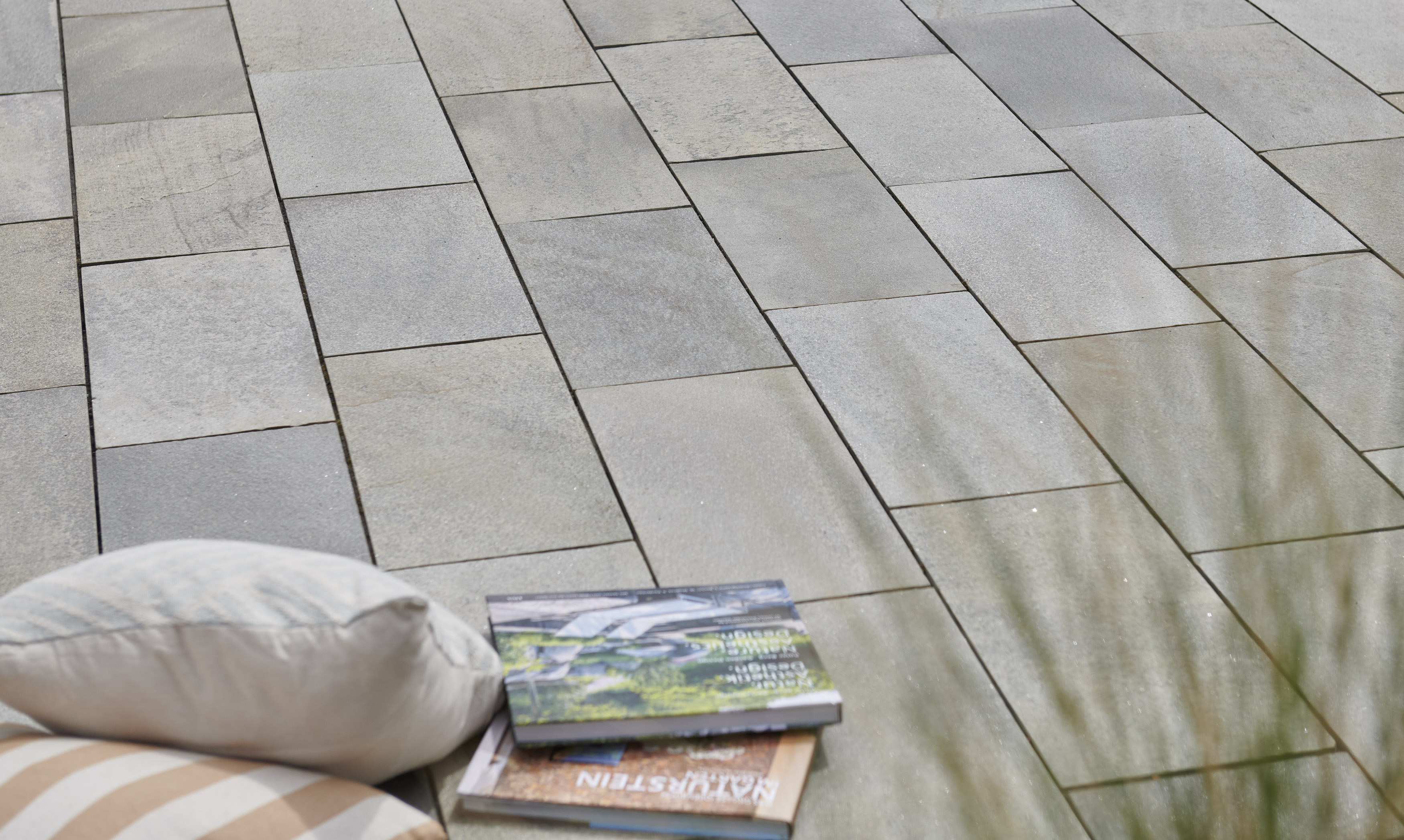 Grünliche Nuancen bei Terrassenplatten