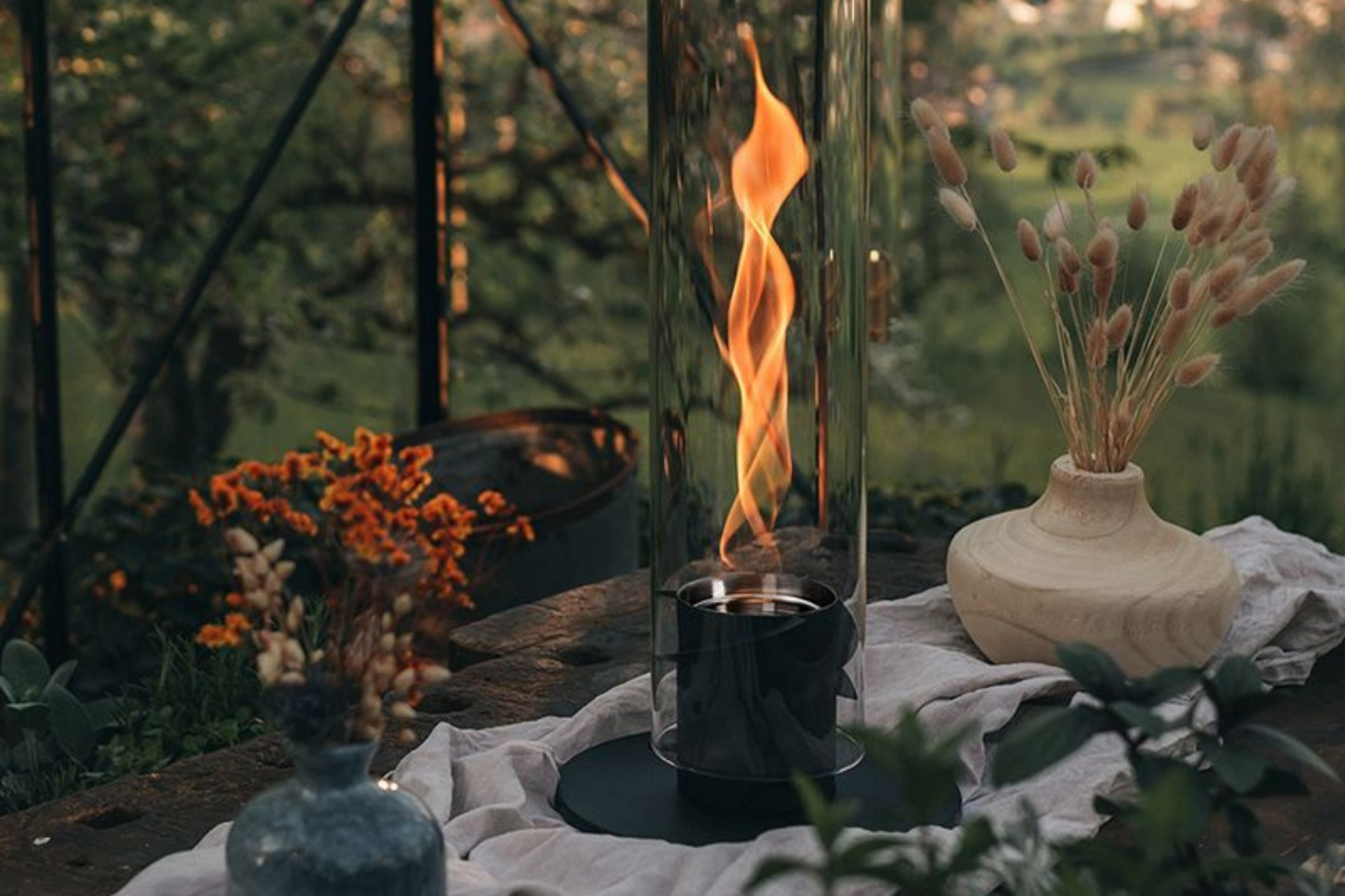Outdoor Living mit Naturstein Feuerstellen und Gartenaccessoires