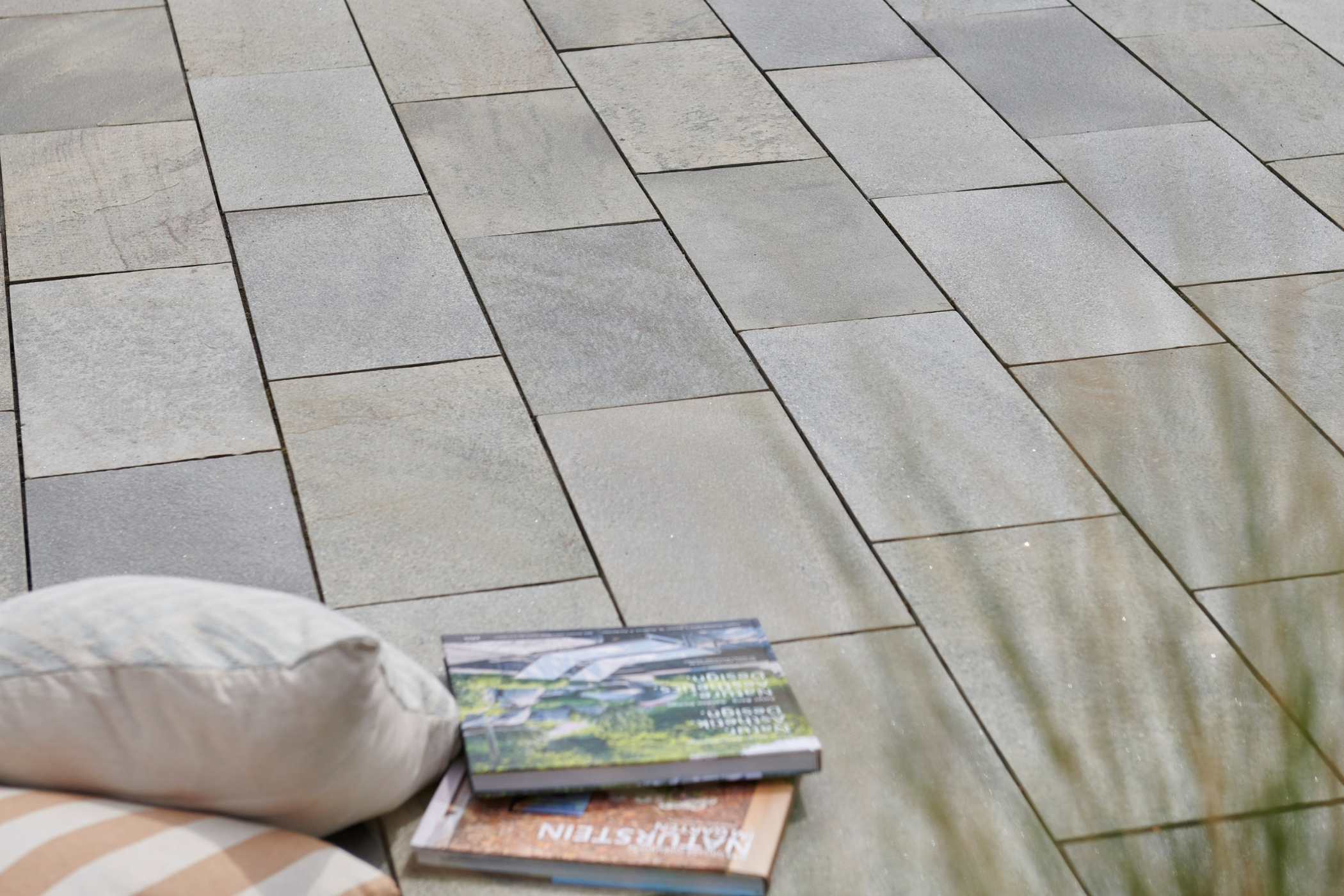 Lebendige Farbspiele bei Terrassenplatten aus Naturstein