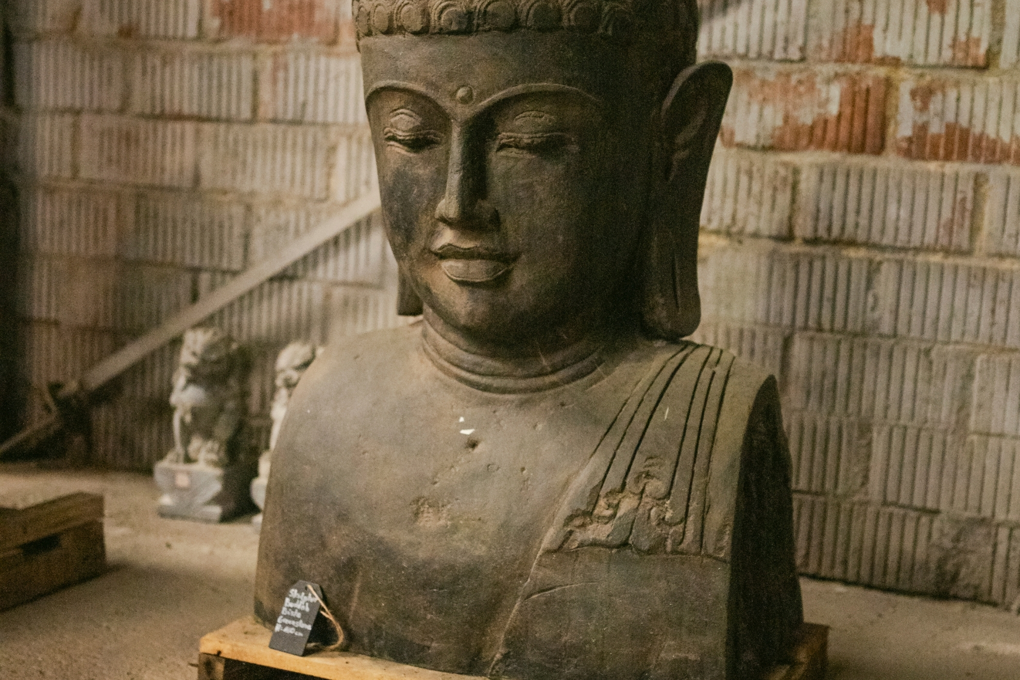 Natursteinskulptur als Blickfang