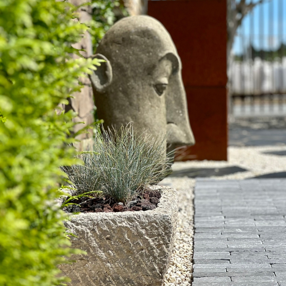 Natursteinskulptur im Garten