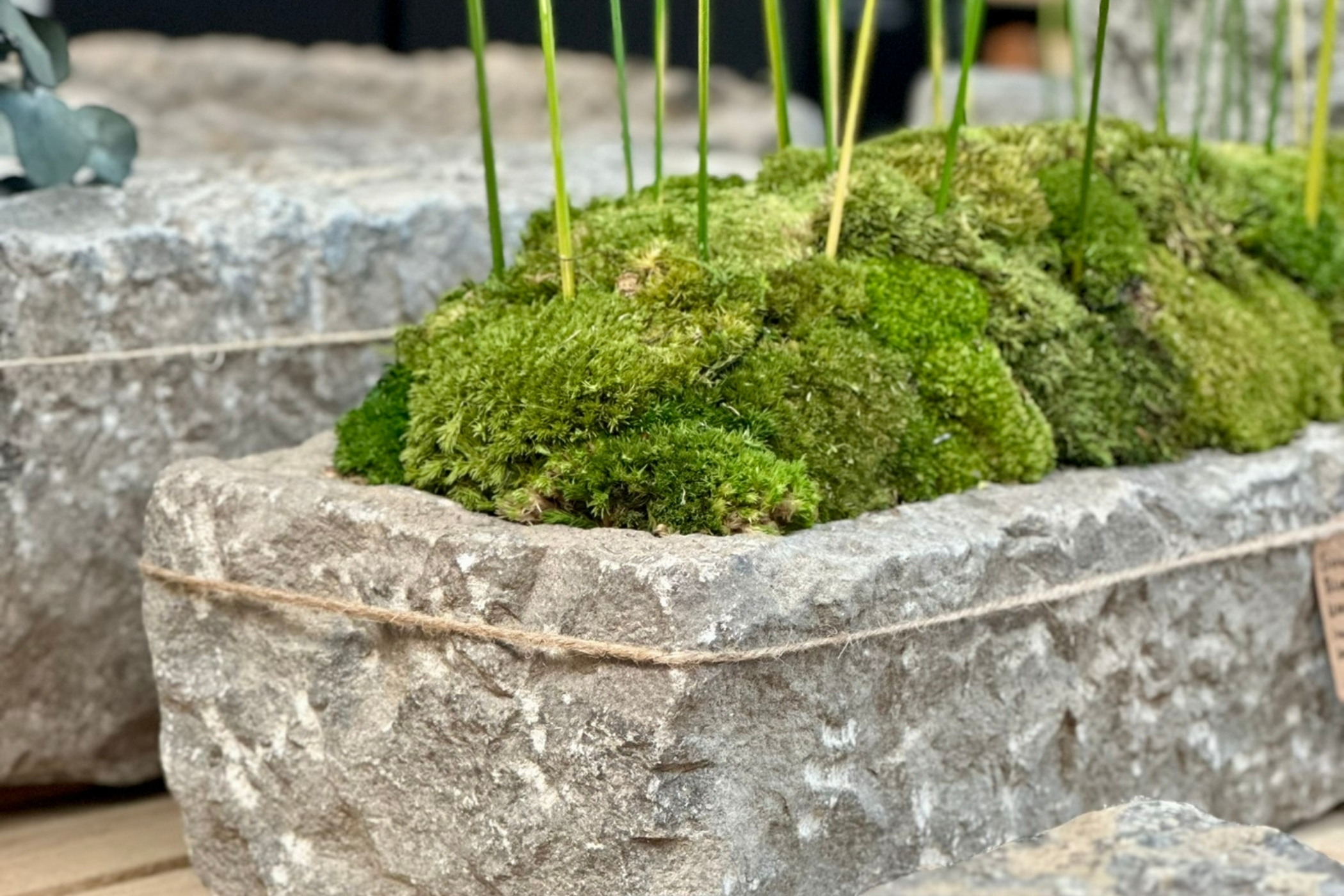 Eckiges Natursteingefäß für Garten und Terrasse