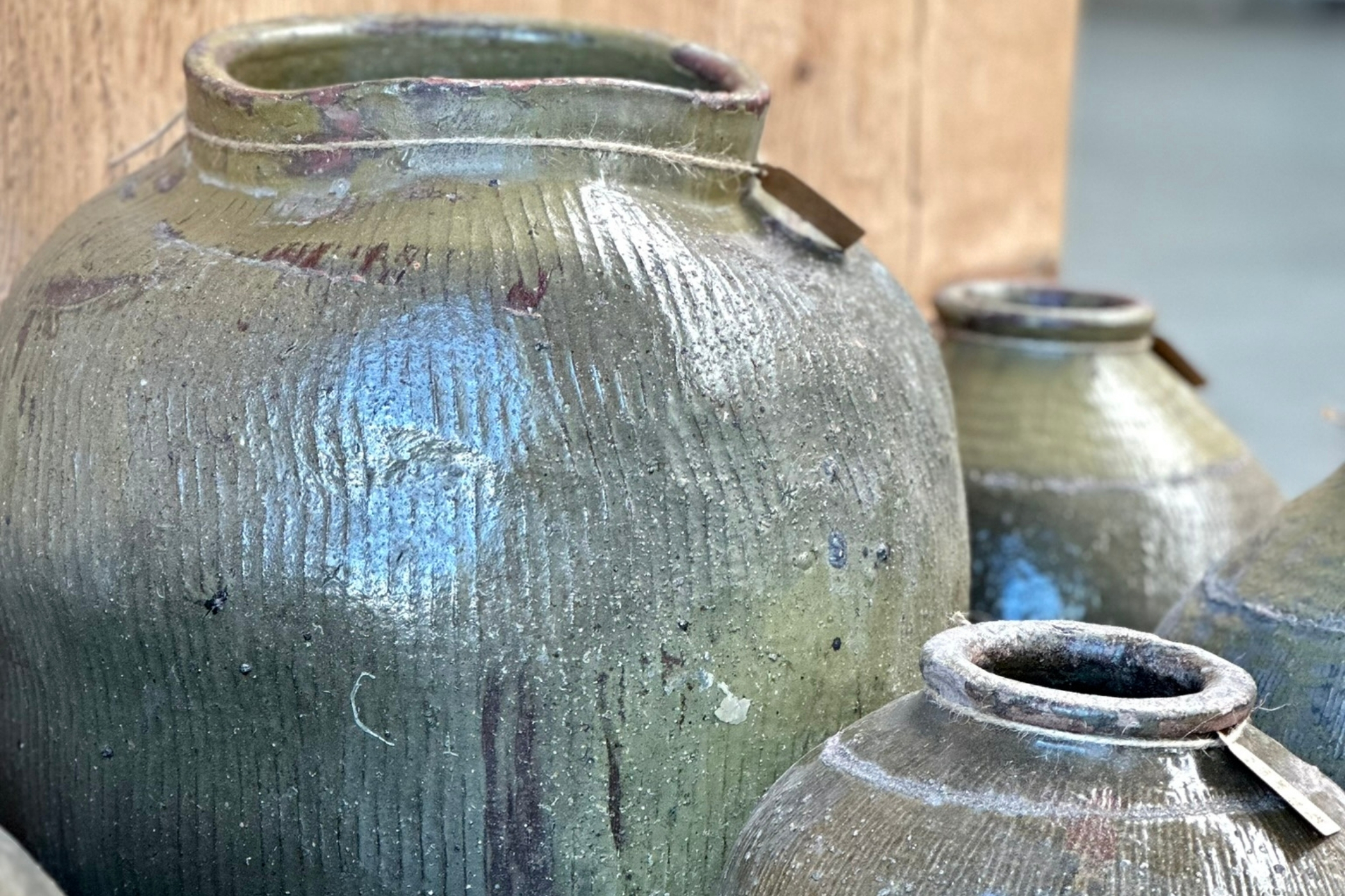 Antike Keramikvase mit charaktervoller Oberfläche