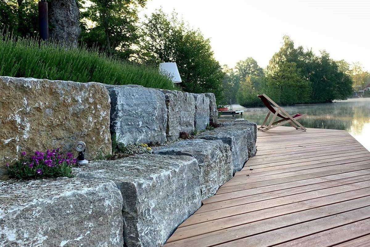 Sitzblöcke aus Muschelkalk