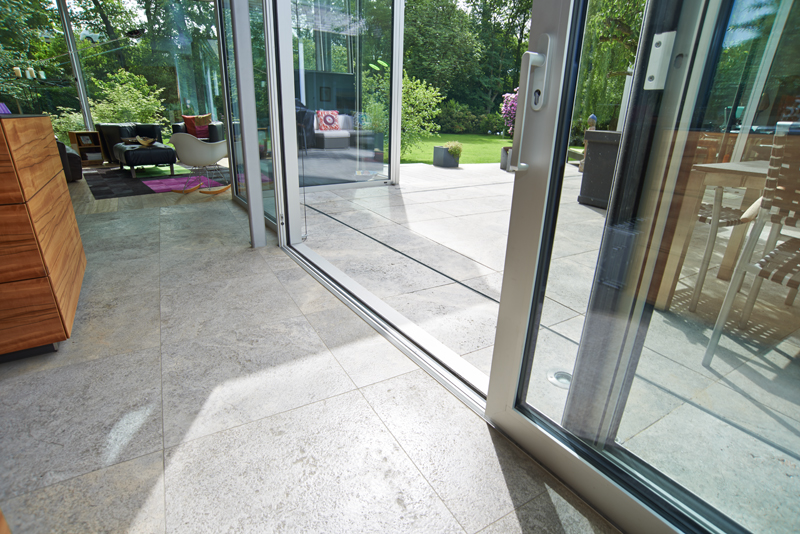 Naturstein innen und außen kombiniert