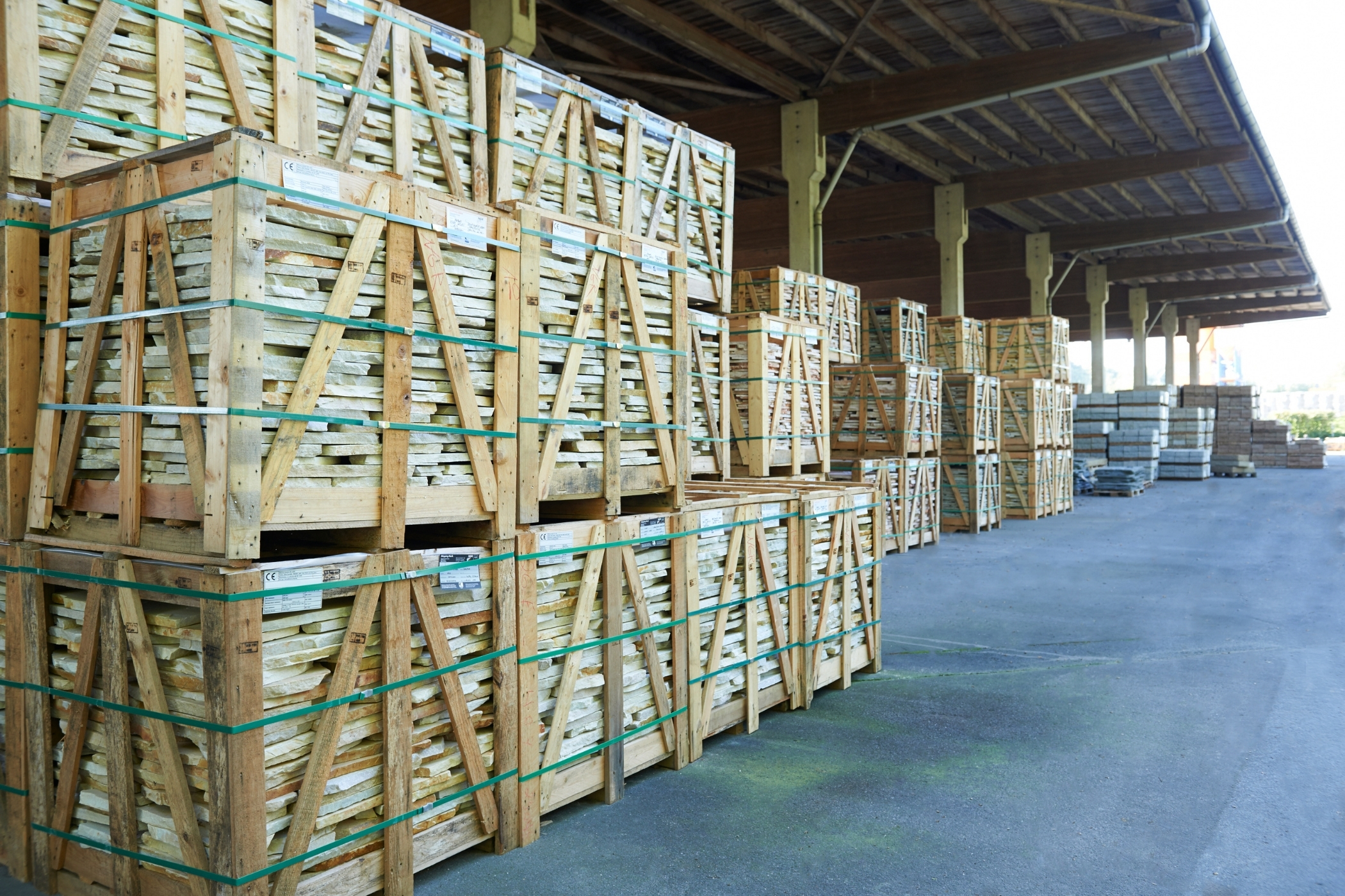 Ausstellung und Lagerfläche von NGR Natursteine in Rheine