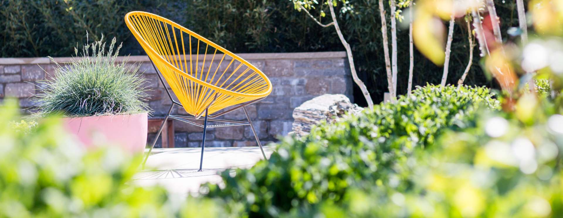 Gartenakzente setzen: Naturstein-Ideen für farbige Highlights