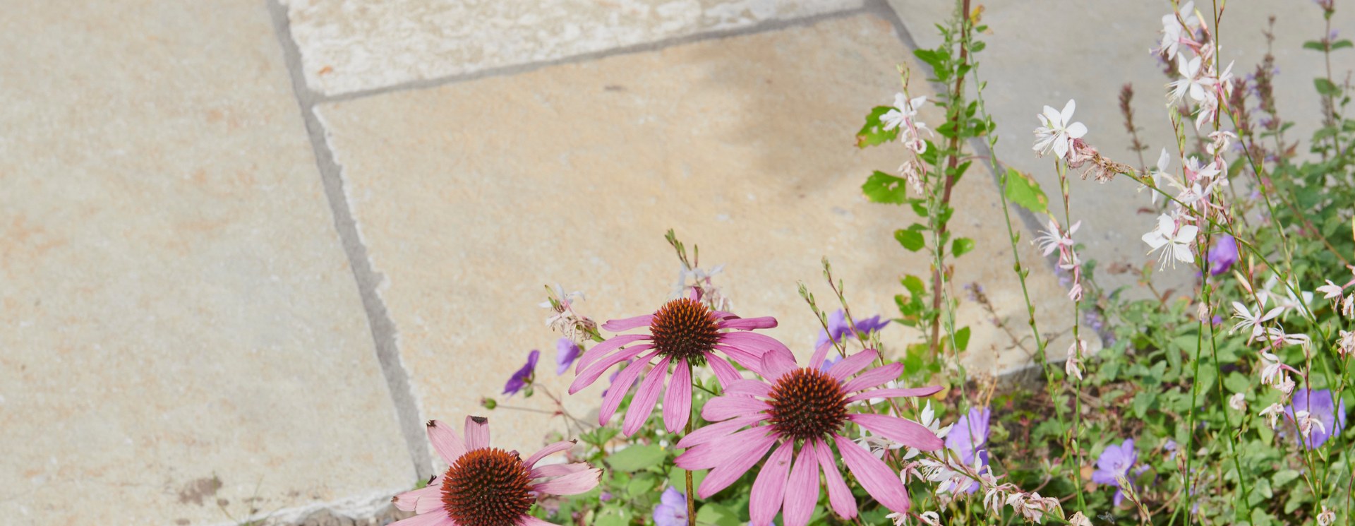 Naturgarten mit Vintage Terrassenplatten und Naturstein