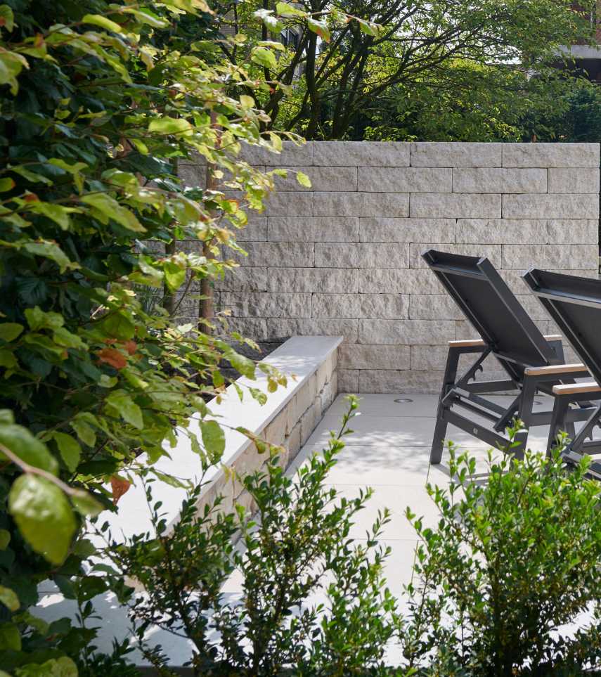 Mauersteine mit gesägten Kanten