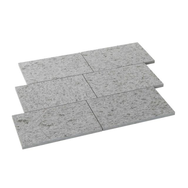 ATRIMUS® Luserna-Bodenplatten aus robustem Gneis, in grau-blauer Farbgebung mit dezenten grünlichen und beige-braunen Einflüssen, rechteckig angeordnet und auf weißem Hintergrund präsentiert.