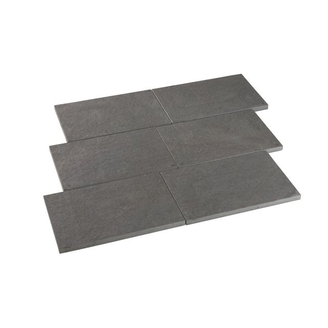 Basalt Ruivo Terrassenplatten Classico in sattem Grau, rechteckig angeordnet, mit geflammter Oberfläche, präsentiert auf weißem Hintergrund. Ideal für moderne Außenbereiche.