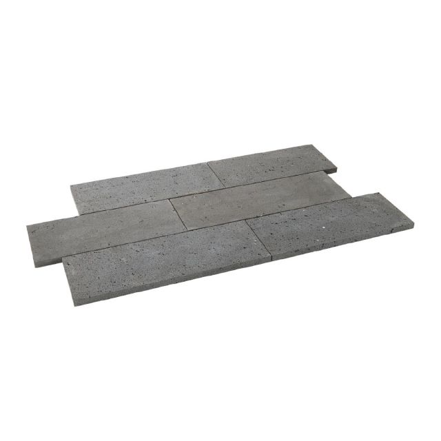 Basanaro® Bodenplatten aus dunkelgrauem Tephrit, rechteckig angeordnet in Bahnen, präsentiert auf weißem Hintergrund. Die offenporige Struktur und der helle Schliff betonen das elegante Design.