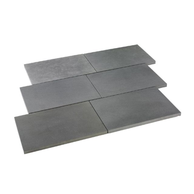 Dark Coffee Bodenplatten aus Feinsandstein, in rechteckigem Format angeordnet, mit satiniertem Look und homogener grau-anthraziter Farbgebung, präsentiert auf weißem Hintergrund.