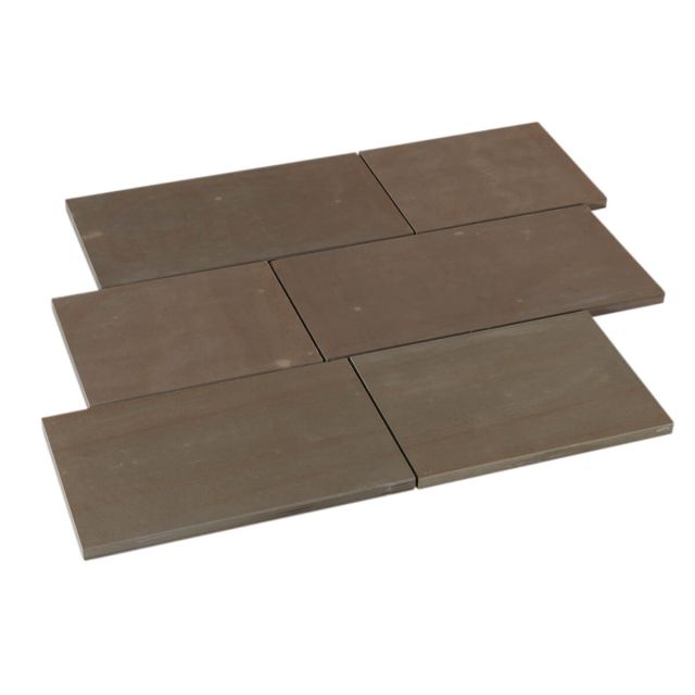 Grauwacke Bodenplatten der Classico Kollektion in warmen Braun- und Grautönen, detaillierte Nahaufnahme der geflammten Oberfläche.