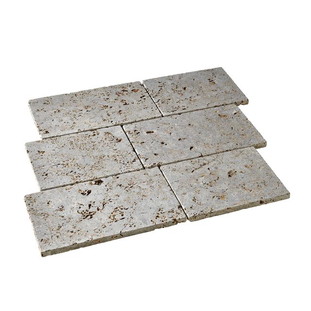 Muschelkalk Bodenplatten Plaza in warmen Beige- und Brauntönen mit fossilen Einschlüssen, rechteckig angeordnet und auf weißem Hintergrund präsentiert. Perfekt für charmante Außenbereiche.