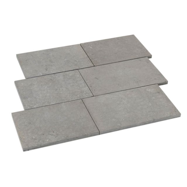 Rechteckige TIVO® du Hainaut Bodenplatten Classico in grau-blauer Farbgebung, in einem versetzten Muster nebeneinander angeordnet, auf weißem Hintergrund präsentiert.