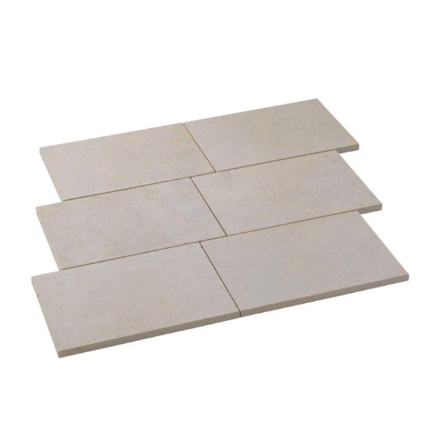 TIVO® Kanfanar Bodenplatten in beige-changierender Farbgebung, rechteckig angeordnet, präsentiert auf weißem Hintergrund. Perfekt für mediterrane Außenbereiche.