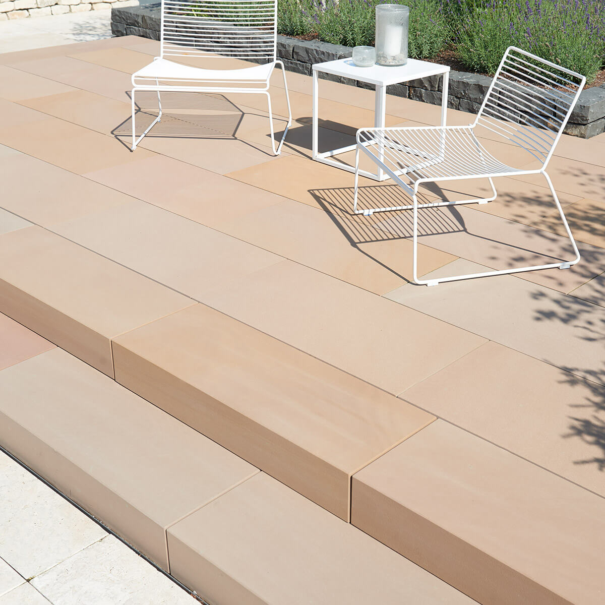 Sandstein Terrassenplatten in Beige für moderne Gartengestaltung